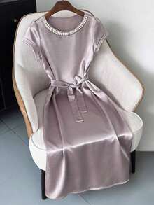 Vestido de longitud media con cuello decorado con perlas satinadas brillantes, mangas cortas y cintura con lazo - Púrpura polvoriento - Ver 7