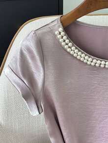 Vestido de longitud media con cuello decorado con perlas satinadas brillantes, mangas cortas y cintura con lazo - Púrpura polvoriento - Ver 6