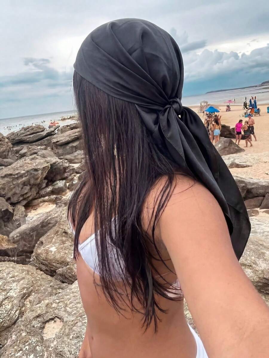 1件女士休闲纯色缎面围巾/头巾,新款春季优雅百搭时尚配饰丝巾,可用作领巾、头带、头巾或披肩,适合春夏海滩度假、街头风格穿搭,是提升整体造型的理想之选,旅行必备,沙滩巾。 - 黑色 - 查看 1