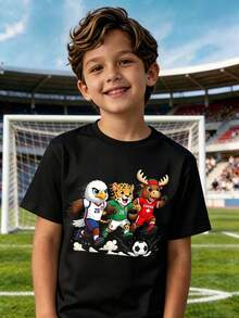 Las Tres Mascotas de la Copa Mundial 2026, corriendo con la pelota y estampadas en una camiseta de manga corta, irradian un estilo animado y competitivo. La ropa holgada y versátil está hecha de un tejido que absorbe la humedad, es transpirable y fresco. - Negro - Ver 1