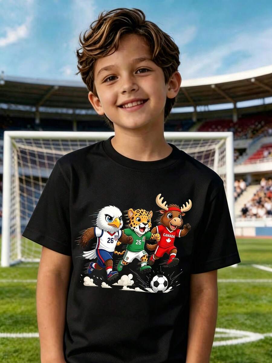 Las Tres Mascotas de la Copa Mundial 2026, corriendo con la pelota y estampadas en una camiseta de manga corta, irradian un estilo animado y competitivo. La ropa holgada y versátil está hecha de un tejido que absorbe la humedad, es transpirable y fresco. - Negro - Ver 1