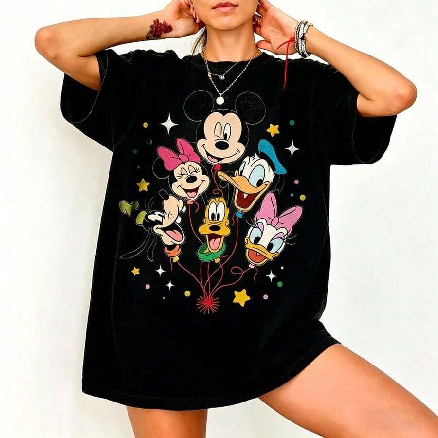 (Authorized By Disney. Mickey Mouse) Disney's Classic Role-Playing Party Theme: Featuring Balloon Designs Of Mickey, Minnie, Donald Duck, Daisy, Goofy, And Brute On The Front, Decorated With Stars And Colorful Dots. Elegant Women's Cotton T-Shirts. The Fabric Is Soft, Comfortable, And Breathable, Making Them Suitable For Everyday Wear, Shopping, Travel, Parties, And Lounging At Home. Also A Great Gift Idea For Women, Men, And Couples. A Must-Have For Every Woman! - màu đen - Xem 1