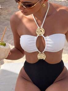 Traje de baño de una pieza elegante y refinado con estampado de patrones de primavera/verano, accesorios metálicos y correas en el cuello para mujer - Blanco y Negro - Ver 1