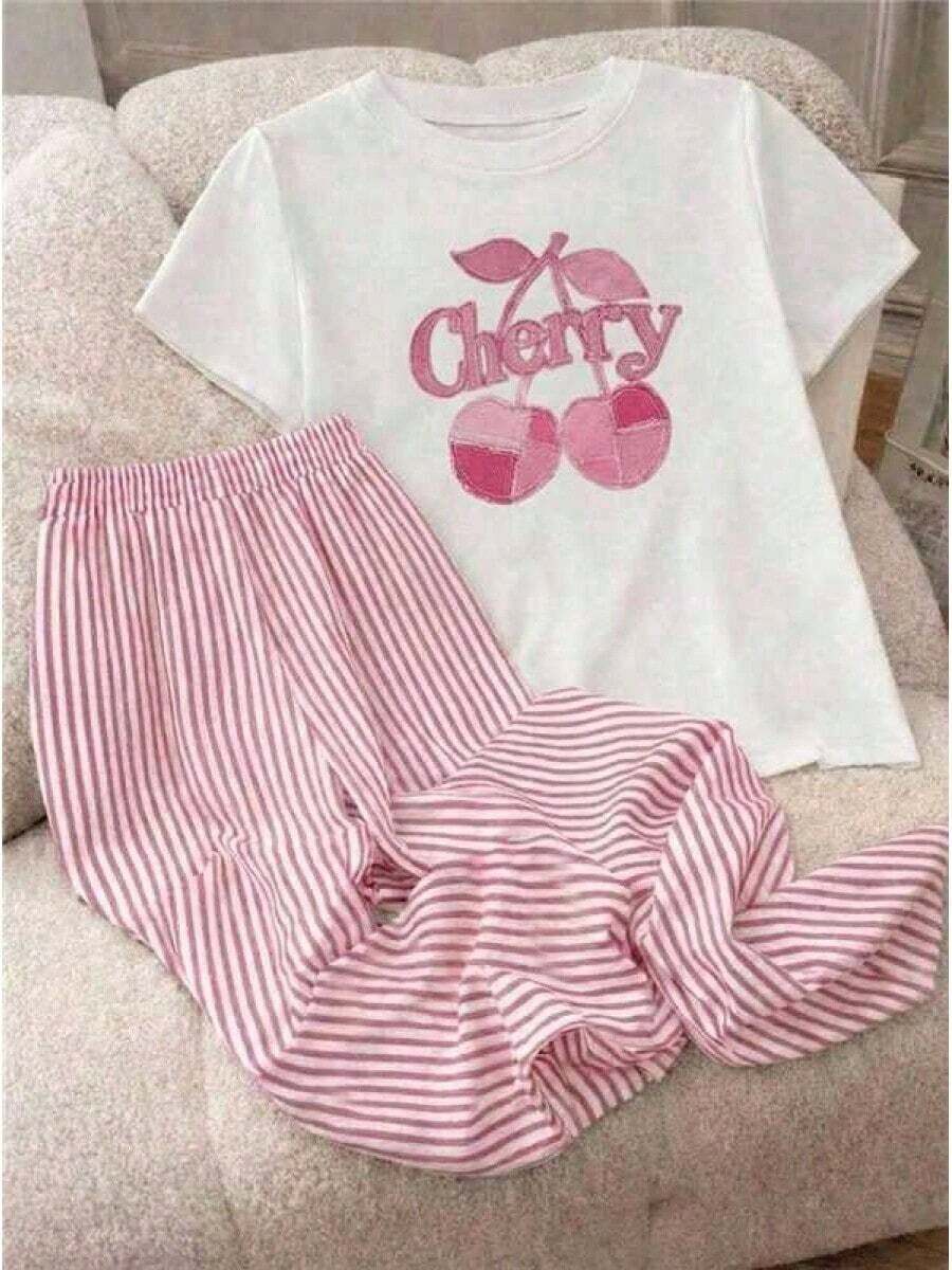 Local Store, A Women's Short-Sleeve Tee With A Retro American Style, Relaxed Fit, And Printed Design (Pants Are For Styling Suggestions Only). This Simple Yet Stylish Piece Features A Tropical-Themed Printed Letter Pattern, Making It A Must-Have For Creating A Laid-Back Holiday Look, Perfect For Occasions Like Labor Day And Mexican Independence Day. - 白色 - 查看 1