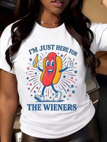 Comfortable For All-Day Wear. Women's Casual T-Shirt With A Relaxed Fit, Crew Neck, And Short Sleeves. It Features A Hot Dog Character Print With Beer And Stars, Along With The Phrase "I'm Just Here For The Wieners." Perfect For Summer Parties. The Comfortable, Relaxed Fit Flatters All Body Types, While The High-Quality Material Feels Soft Against The Skin And Offers Durability. - 白色 - 查看 3