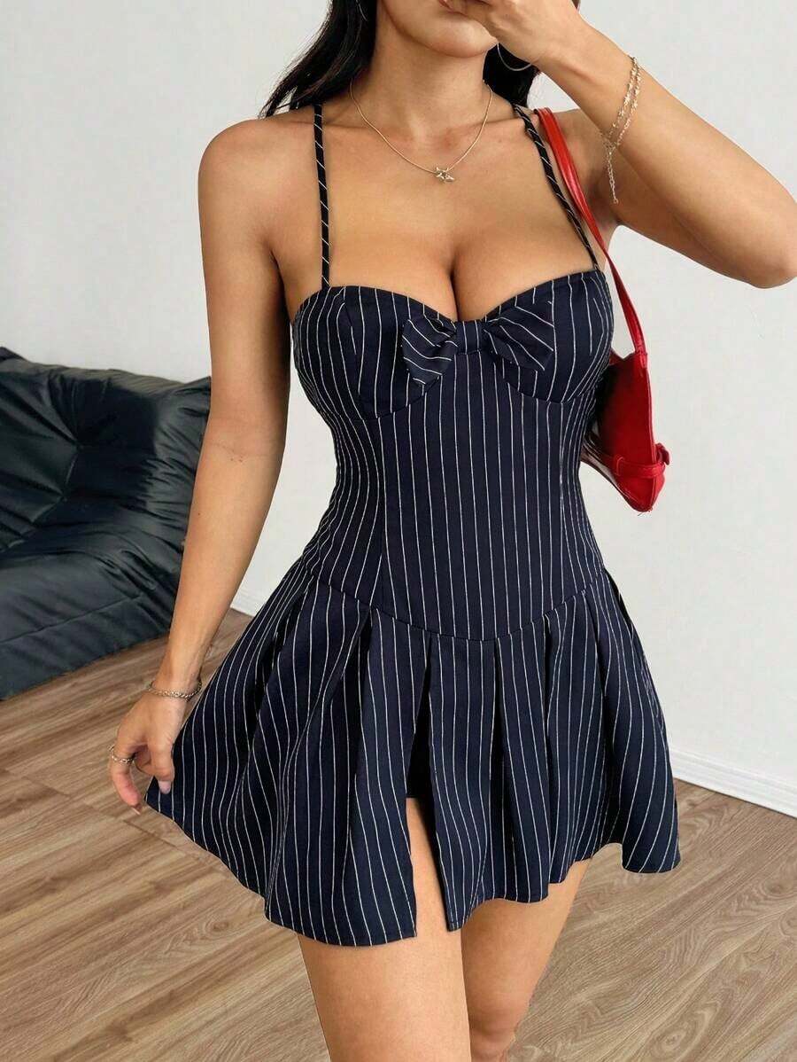 Vestido corto de mujer con tirantes finos, espalda cruzada y fruncido en la cintura, con rayas verticales - Azul marino - Ver 1