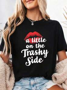 Women's Short-Sleeved T-Shirt With A Fun Graphic Design Of Red Lips 'A Little Bit Spicy', Comfortable And Soft, Perfect As A Gift For Friends Or Yourself, Ideal For Stylish Everyday Wear, 100% Cotton. - 黑色 - 查看 1