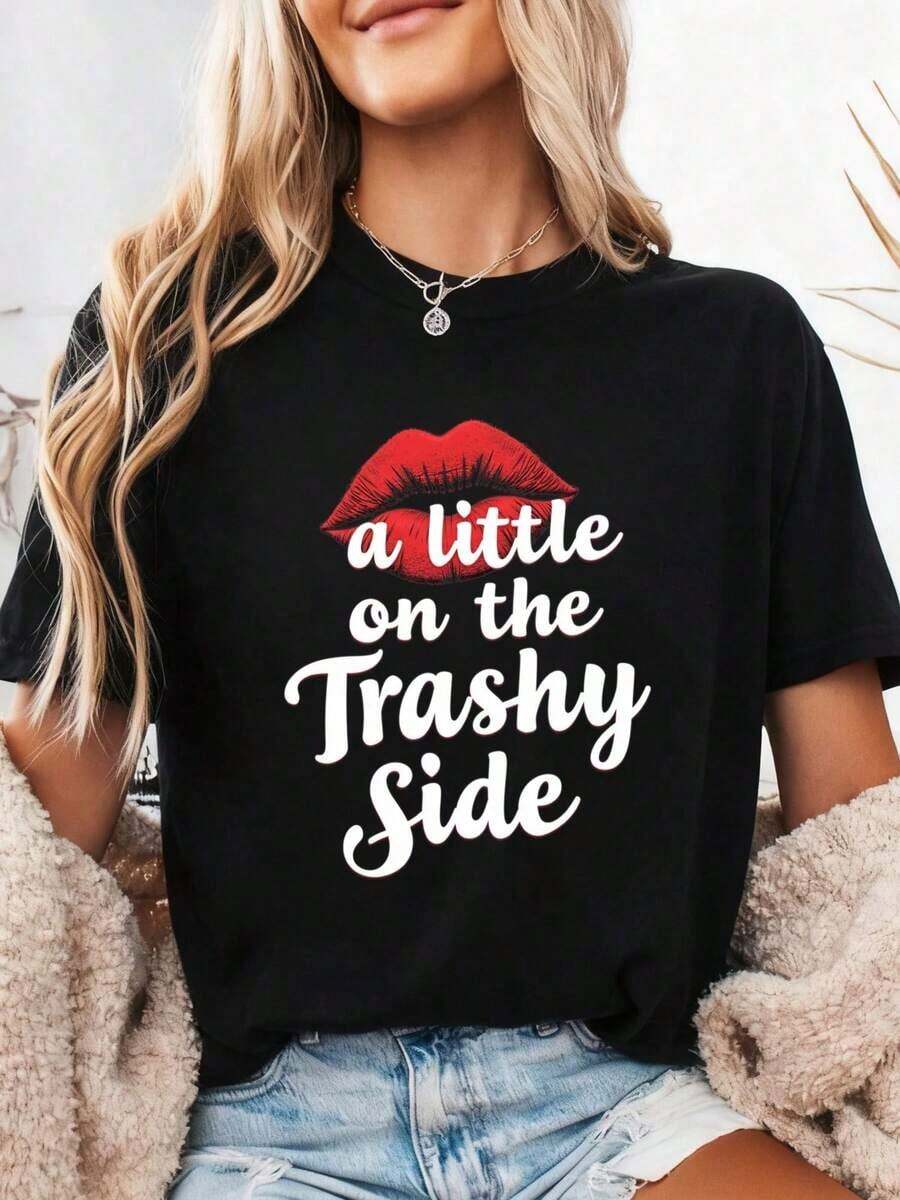 Women's Short-Sleeved T-Shirt With A Fun Graphic Design Of Red Lips 'A Little Bit Spicy', Comfortable And Soft, Perfect As A Gift For Friends Or Yourself, Ideal For Stylish Everyday Wear, 100% Cotton. - 黑色 - 查看 1