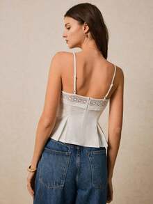 Top de cami con detalle bordado y volante de tirantes finos - Ideal para un verano elegante y con estilo, Blusas de mujer con volante, Blusas de tirantes finos, Blusas de verano lindas, Bordadas, Ropa casual y elegante - Blanco - Ver 2