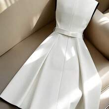. .  Vestido de corte evasé con cuello cuadrado, sin mangas, con ribete negro en la cintura, de estilo minimalista y versátil, en color beige, para primavera/verano - Azul marino - Ver 3