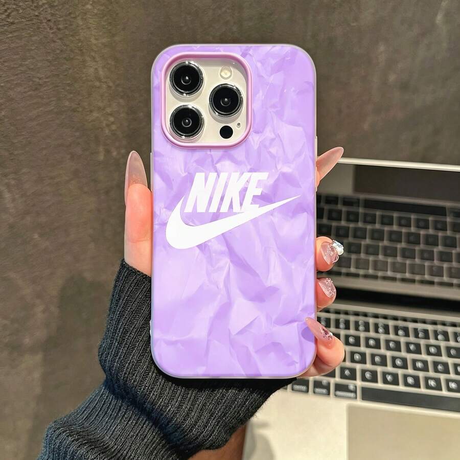 Logotipo blanco de  sobre fondo arrugado de color lavanda.funda de teléfono Fundas compatibles con ,Apple,VIVO,OPPO,,, y Honor.Fabricadas en silicona TPU,ofrecen protección contra golpes y caídas.regalos para mamá - Morado - Ver 1