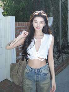 YeonC 女士无袖针织短款上衣，V 领设计，纯色简约款式，不对称下摆，高弹面料，女士夏季外出穿着，女士度假旅行短款上衣 - 白色 - 查看 3