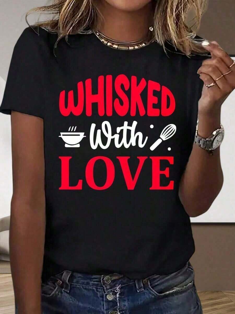 Fashionable Black And White Short-Sleeved T-Shirt For Home And Outdoor Activities, Featuring The Phrase "Whisked With Love," For Women. A Fun Kitchen Tee, A Great Gift For Chefs, Or A Party Favor. Simple Solid Color, Loose And Fitted, Casual Short-Sleeved T-Shirt For Women. - 黑色 - 查看 1