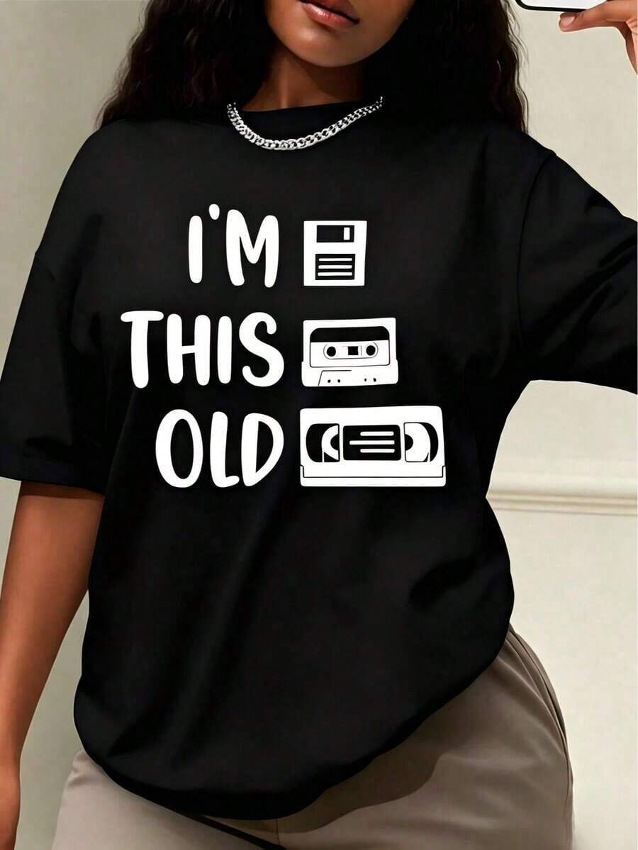 Women's Oversized T-Shirt, Fun And Retro With The Text "I'm This Age Now" And Vintage Cassette, Floppy Disk And VHS Design - 90s Style, Excellent Gift Idea, Oversized T-Shirt For Women, Perfect For Christmas Parties Or As A Gift, Soft And Comfortable. - 黑色 - 查看 1