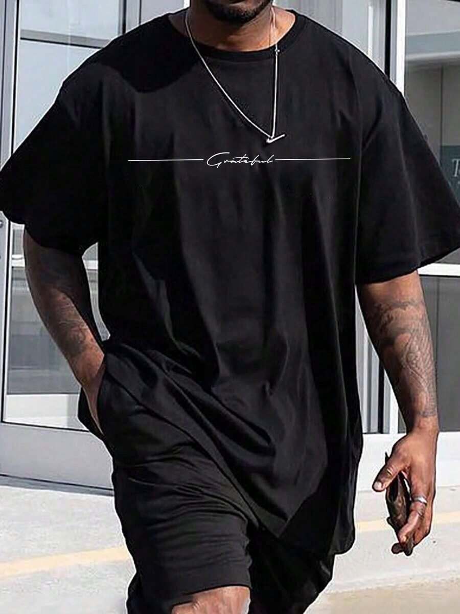 Manfinity Roughcore Camiseta casual de manga corta con cuello redondo y estampado de letras para hombres de talla grande - Negro - Ver 1