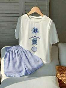 Local Store, A Women's Short-Sleeve Tee With A Retro American Style, Relaxed Fit, And Printed Design (Pants Are For Styling Suggestions Only). This Simple Yet Stylish Piece Features A Tropical-Themed Printed Letter Pattern, Making It A Must-Have For Creating A Laid-Back Holiday Look, Perfect For Occasions Like Labor Day And Mexican Independence Day. - 白色 - 查看 1