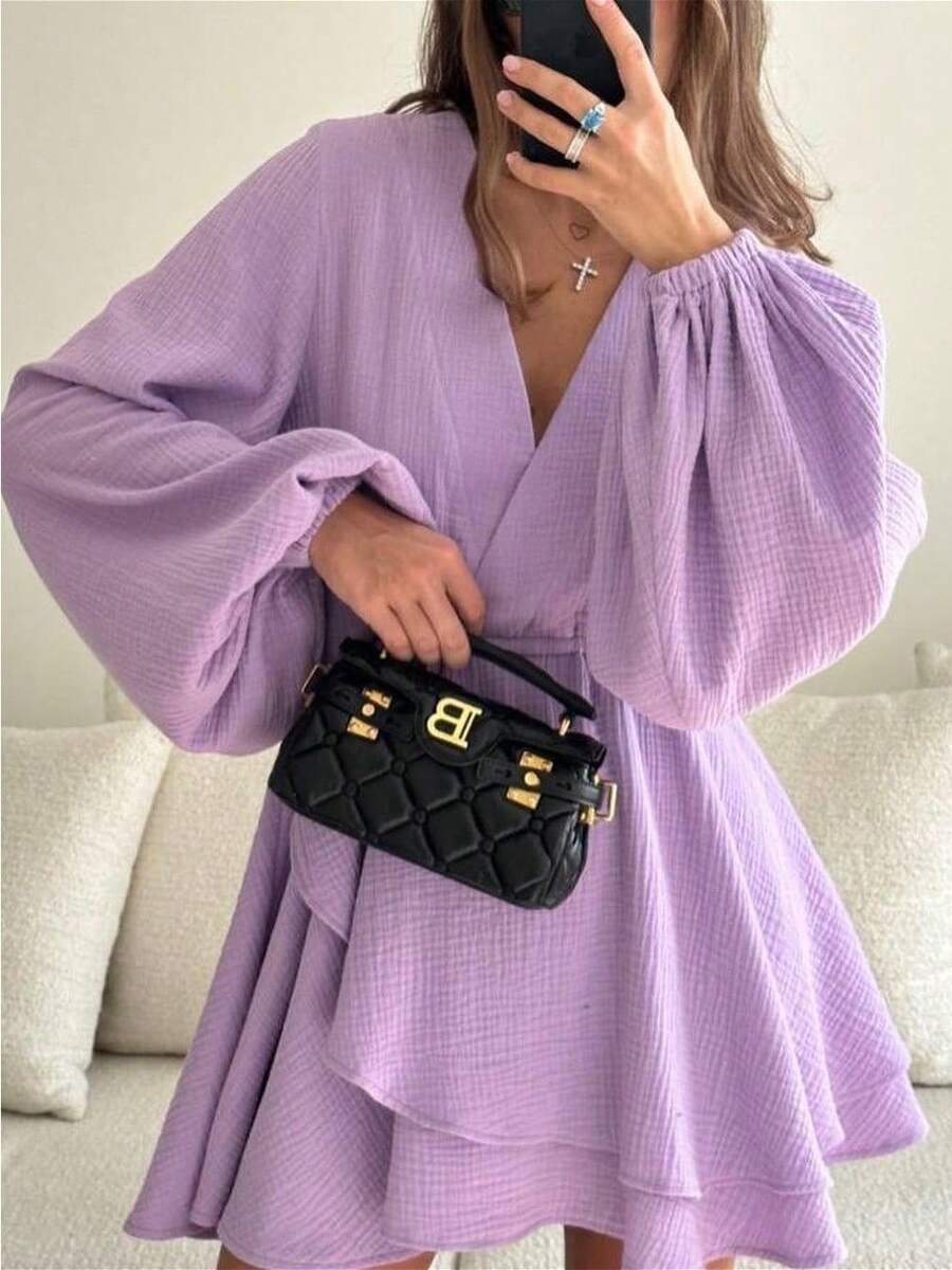 Elegante vestido corto bohemio de mujer con escote en V, mangas abullonadas extragrandes y bajo acampanado para un estilo otoñal chic. - Morado - Ver 1