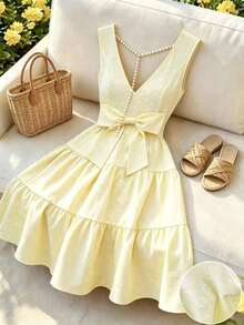xheGlowEve Nuevo Llegado de Verano: Vestido Formal, Vestido Exquisito - Sin Mangas, Diseño de Cuello en V, Estampado Floral y Floral Menudo, Tela de Jacquard Texturizada, Silueta de Línea A, Decoración de Cadena de Perlas en la Espalda. Esta Pieza Inspirada en el Vintage Francés Combina el Ambiente de Resort y la Dulce Elegancia, con un Corte de Línea A Estilizador. Vestido de Cuello en V sin Mangas, Vestido Mini de Verano, Vestido de Resort para Mujer, Vestido de Verano Casual, Vestido Floral Menudo de Margarita Amarilla Claro, Vestido con Espalda Abierta y Adorno de Cadena de Perlasxhe - Amarillo claro - Ver 4