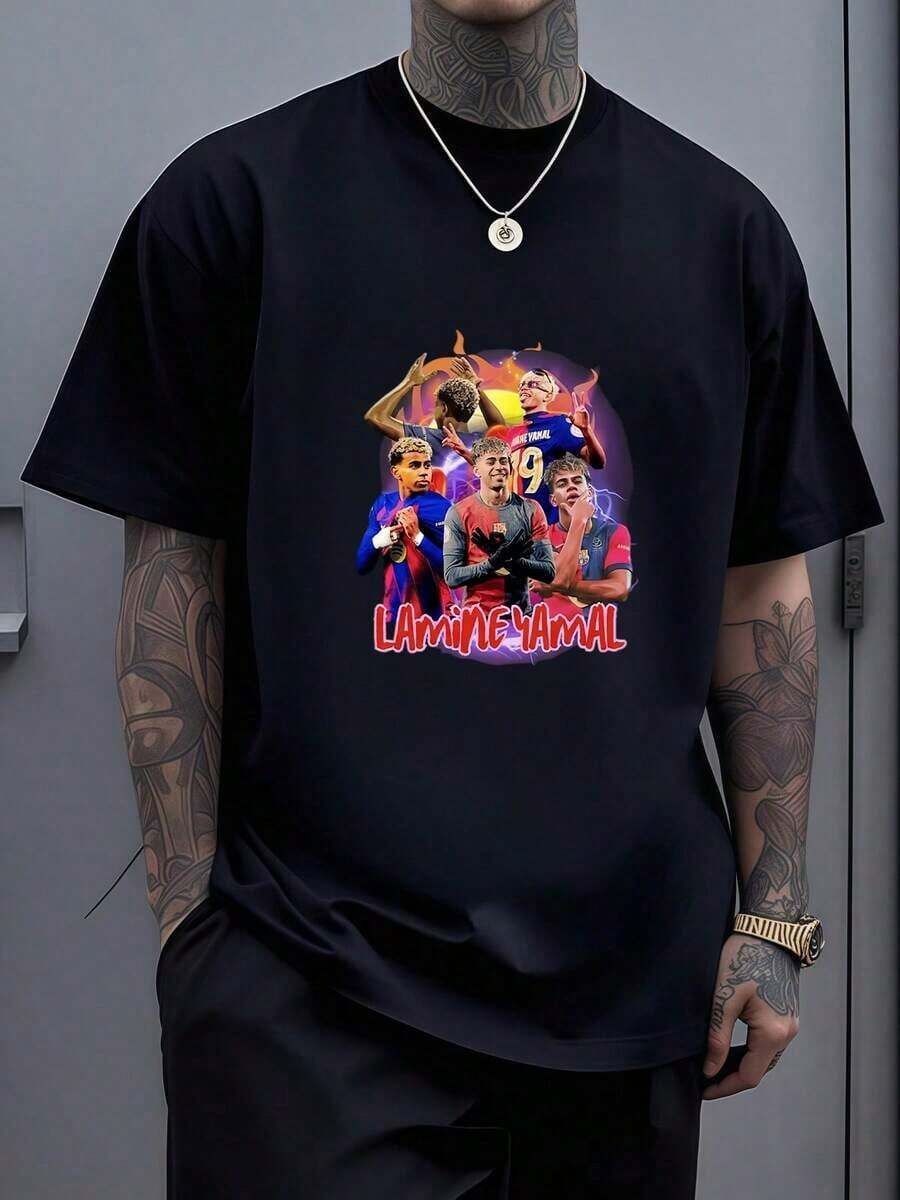 Diseño artístico dinámico que muestra a los jugadores en acción con energía relámpágica y espíritu de victoria. Camiseta de aficionado de la Copa Mundial 2026, 100% algodón, camiseta gráfica para hombre. - Negro - Ver 1