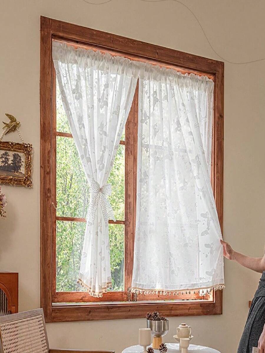 1 chiếc rèm ren sọc trắng kiểu Pháp, thiết kế túi luồn thanh treo, nhẹ và thời trang, phù hợp với nhiều dịp trang trí, 1 chiếc kèm 4 quả anh đào đỏ điểm nhấn - Chất liệu polyester mềm mại, nhẹ, dễ bảo quản, thiết kế túi luồn thanh treo thích hợp cho nhà bếp, tủ, cửa ra vào và cửa sổ kiểu nhà nông thôn, vui lòng tham khảo hướng dẫn kích thước.