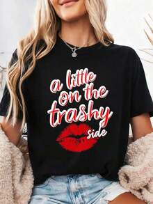 Women's Short-Sleeved T-Shirt With A Fun Graphic Design Of Red Lips 'A Little Bit Spicy', Comfortable And Soft, Perfect As A Gift For Friends Or Yourself, Ideal For Stylish Everyday Wear, 100% Cotton. - 黑色1 - 查看 1