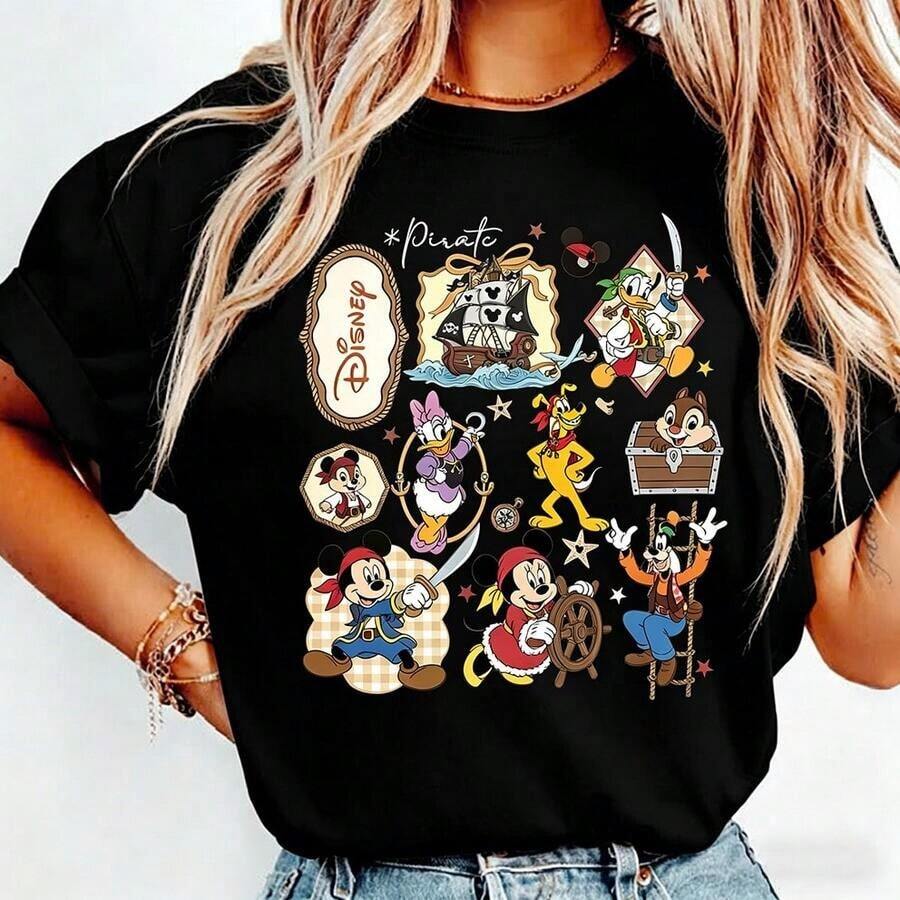 Autorisé par Disney. Le style d'illustration rétro présente le style pirate de tous les membres de la famille Mickey, avec des éléments classiques tels que des navires pirates et des coffres au trésor, avec le mot "Pirate" imprimé dessus, et un groupe de dames élégantes et de dames. T-shirts en coton pur. Le tissu est doux, confortable et respirant, convenant pour un usage quotidien, les achats, les voyages, les fêtes et l'usage domestique. Les vêtements pour hommes et femmes, ainsi que les vêtements pour amoureux, conviennent également comme cadeaux raffinés. Chaque femme devrait en avoir un. - Noir - Voir 1