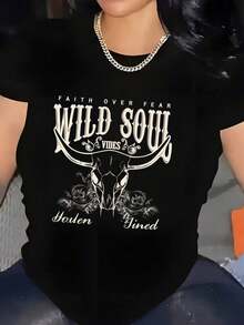 Camiseta de manga corta para mujer, con estampado de letras estilo vaquero "Wild Soul", cráneo de toro con motivos decorativos retro, diseño de letras góticas, cuello redondo. OMQS - Negro - Ver 1