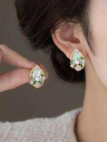 1 Đôi bông tai thời trang sang trọng kiểu retro, thiết kế bất đối xứng hình học hoa lá đính ngọc trai giả, thích hợp cho các bữa tiệc, họp mặt, du lịch. - Nhiều màu - Xem 2