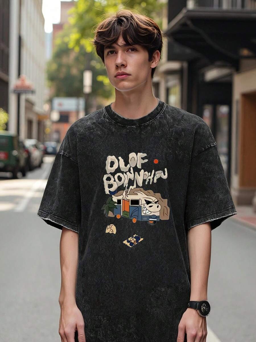 Camiseta lavada, corte holgado, estampado de coche de dibujos animados y texto en negro, adecuada para uso casual diario. - Negro - Ver 1