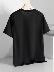 Disney Un t-shirt homme élégant orné d'un dessin animé rétro classique en noir et blanc représentant Donald Duck et Mickey Mouse se saluant d'un check. Ce vêtement polyvalent possède un col rond et est confectionné en sergé. - Noir - Voir 2