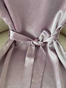 Vestido de longitud media con cuello decorado con perlas satinadas brillantes, mangas cortas y cintura con lazo - Púrpura polvoriento - Ver 5