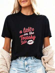 Women's Short-Sleeved T-Shirt With A Fun Graphic Design Of Red Lips 'A Little Bit Spicy', Comfortable And Soft, Perfect As A Gift For Friends Or Yourself, Ideal For Stylish Everyday Wear, 100% Cotton. - 黑色2 - 查看 3
