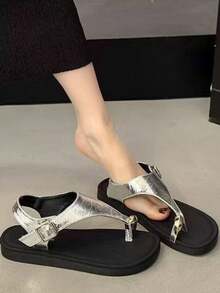 女士金属扣装饰平底人字拖，休闲黑色PU皮革露趾后跟带夏季拖鞋 - 銀色 - 查看 5