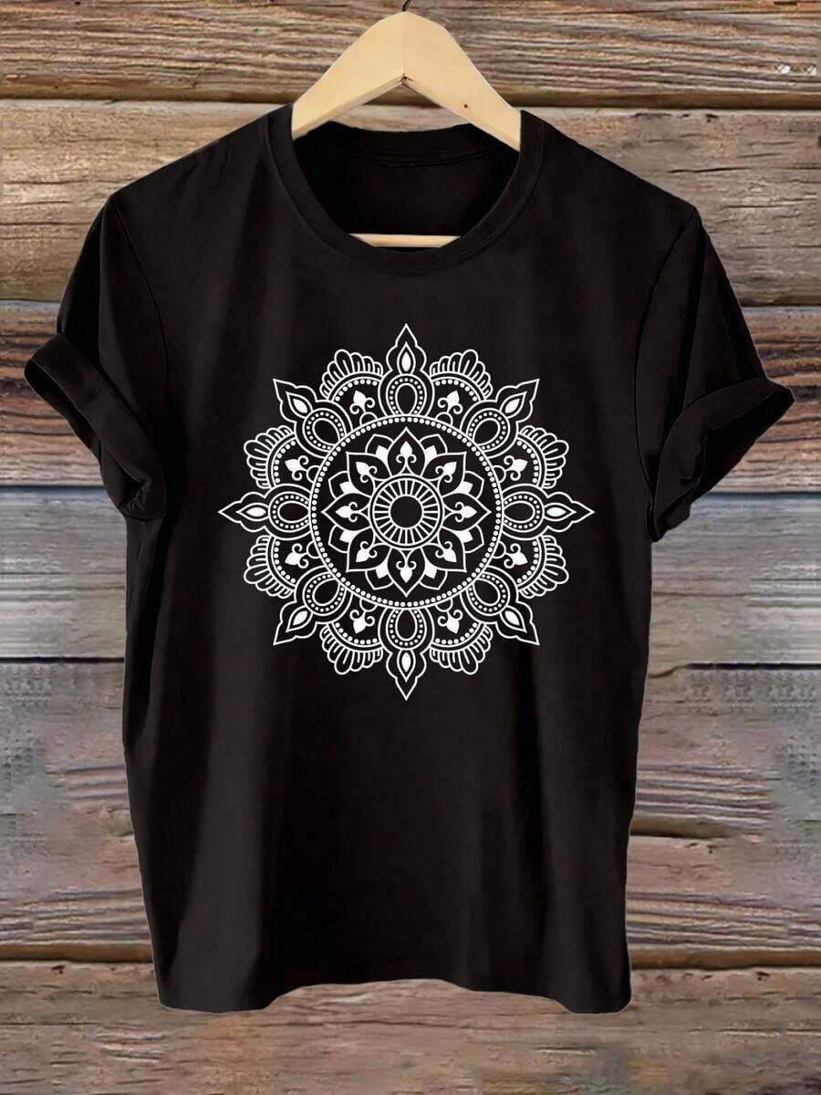 Camiseta de manga corta con cuello redondo y diseño de mandala direccional - Negro - Ver 1