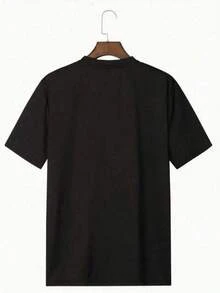Texto grande al frente muestra la palabra CHICAGO representando espíritu urbano de Illinois con letras clásicas símbolo de independencia y confianza que inspira energía y autenticidad en cada detalle camiseta de hombre talla grande 100% algodón 220g - Negro - Ver 2