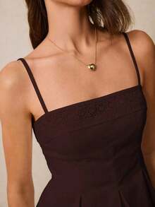 Top de cami con detalle bordado y volante de tirantes finos - Ideal para un verano elegante y con estilo, Blusas de mujer con volante, Blusas de tirantes finos, Blusas de verano lindas, Bordadas, Ropa casual y elegante - Marrón - Ver 3