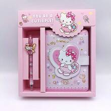 SANRIO 1件裝隨機三麗鷗角色筆記本與原子筆禮品組。人造皮革筆記本印有酷洛米、美樂蒂、大耳狗和布丁狗圖案，附贈配套原子筆。非常適合作為生日禮物和紀念品。 - 長方形 - 查看 2