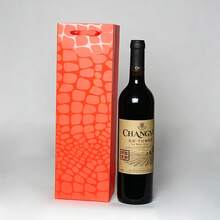 12*10*36厘米，4/12个装鳄鱼纹压花葡萄酒袋，UV工艺，经典红黑哑光亮面，高端包装，适用于商务、节日、周年纪念礼品，零售葡萄酒商店和酒庄 - 查看 3