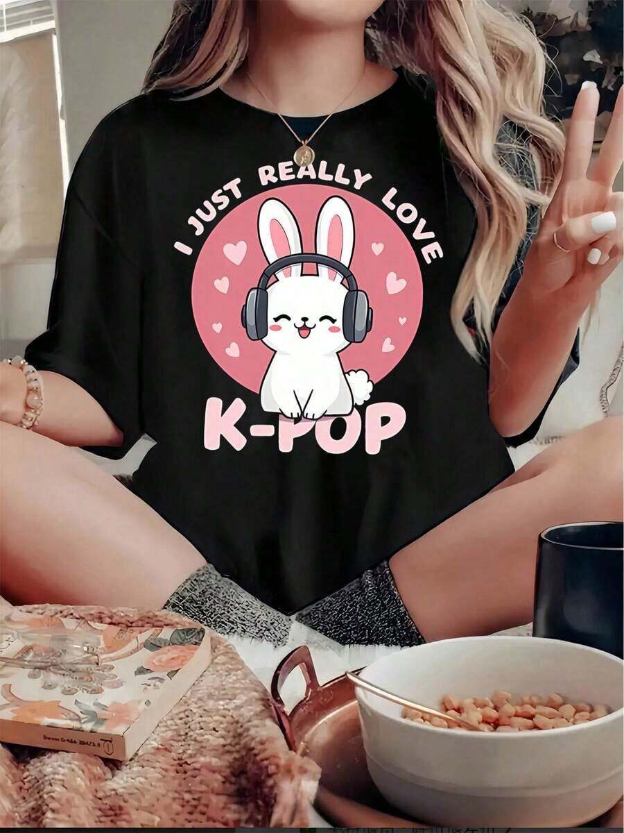 Women's Casual T-Shirt With "I Just Really Love K-Pop Cute Bunny" Print, Breathable And Comfortable, Short Sleeve, Round Neck, Kawaii Print For K-Pop Fans, Soft Cotton, Perfect For Daily Wear And K-Pop Style. - 黑色 - 查看 1