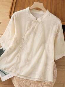 Camisa de lino con bordado al estilo chino - Blusa de verano con cuello mao y manga corta con patrón floral disperso y botones laterales - Albaricoque - Ver 10