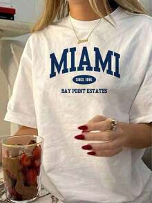 Estilo Y2K, Ropa de bajo consumo energético, Regalos para madres, Ropa de moda, Camiseta casual de manga corta para mujer - Diseño de emblema ovalado de Miami, Estampado de letras en blanco y azul marino, Top de cuello redondo de elasticidad media, Adecuado para primavera, verano y otoño, Lavable a máquina, Estilo holgado, Patrón audaz, Camiseta de moda de textura suave, Camiseta clásica de manga corta con cuello redondo, Estilo básico sólido, Ropa de mujer para salir, Ropa de mujer de verano - Blanco - Ver 7
