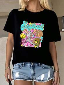 FittedWo Softball Graphic Tee Featuring A Bat, Ball, And Player. Relaxed Fit, Comfortable Summer Casual Style, Crew Neck, Cotton, Ideal For Everyday Wear, Outdoor Activities, And Sports. Perfect Gift For Softball Fans. For Summer. - 黑色 - 查看 1
