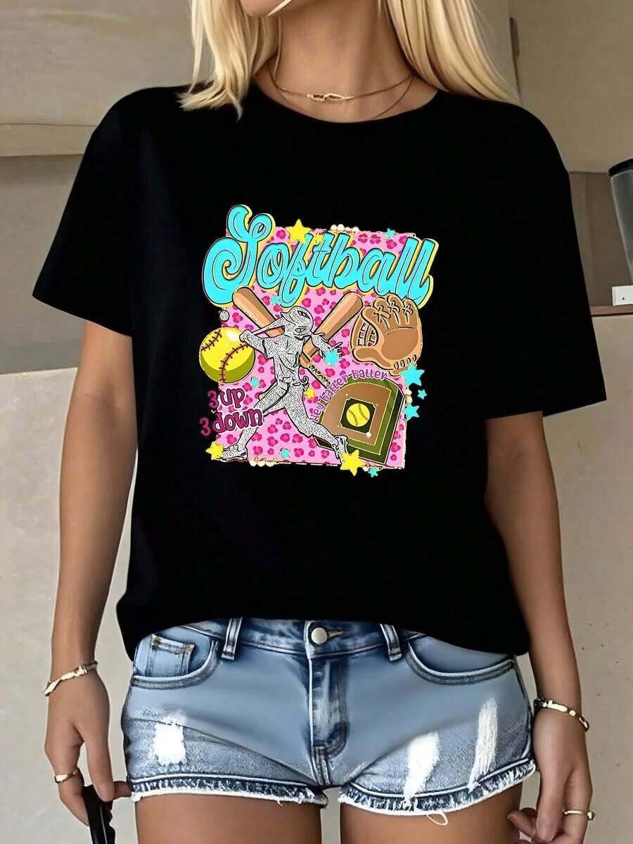 FittedWo Softball Graphic Tee Featuring A Bat, Ball, And Player. Relaxed Fit, Comfortable Summer Casual Style, Crew Neck, Cotton, Ideal For Everyday Wear, Outdoor Activities, And Sports. Perfect Gift For Softball Fans. For Summer. - 黑色 - 查看 1