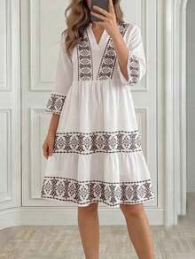 Vestido midi con cuello en V y estampado floral blanco para mamá, ideal para vacaciones en la playa - Multicolor - Ver 6