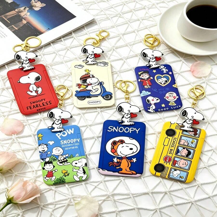 1个史努比校园卡套，适合装饰背包、铅笔盒和挂绳。它们也非常适合生日派对、主题派对和单身派对，为任何场合增添可爱有趣的元素。