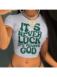 Camiseta casual de algodón de manga corta y cuello redondo para mujer con estampado "Nunca es suerte, siempre es Dios", top corto de corte regular ideal para el día a día, estilo Día de San Patricio. - TX-C010 - Ver 2