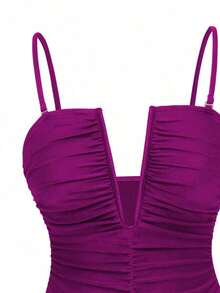Swim Set de 2 piezas: Traje de baño de una pieza con escote en V, drapeado y tirantes finos + Vestido de playa con abertura delantera retorcida - Morado - Ver 2