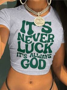 Camiseta casual de algodón de manga corta y cuello redondo para mujer con estampado "Nunca es suerte, siempre es Dios", top corto de corte regular ideal para el día a día, estilo Día de San Patricio. - TX-C010 - Ver 1
