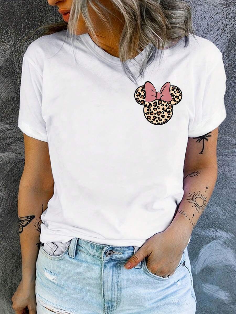 T-shirt à manches courtes pour femmes avec une impression recto-verso représentant une image de dessin animé de Minnie Mouse de Disneyland. Ce t-shirt décontracté et élégant à col ras-du-cou est légèrement extensible, non transparent et fabriqué dans un matériau facile d'entretien. - Blanc - Voir 1