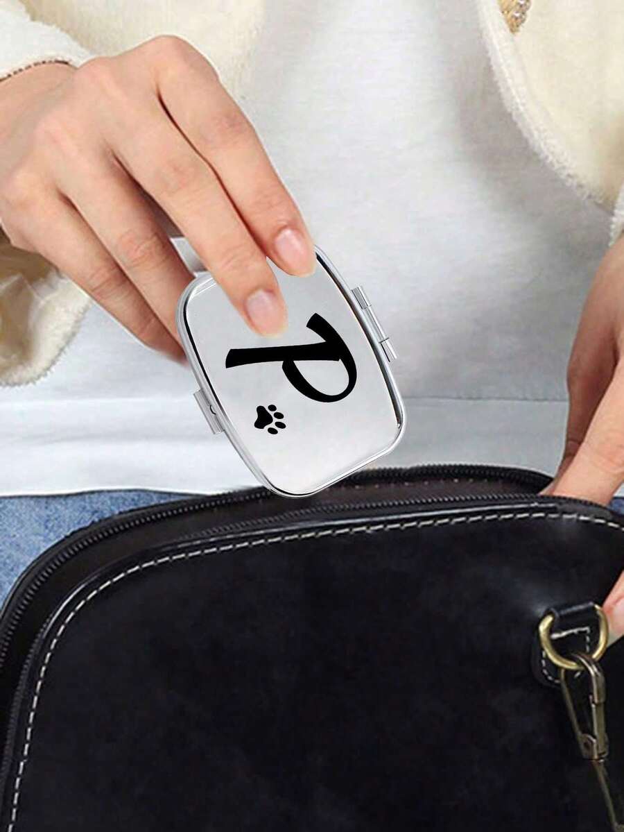黑色方形寵物藥盒,字母圖案,2格便攜式藥盒,迷你金屬收納盒,便攜式珠寶藥盒,個性化創意禮物,可自定義寵物姓名,適合旅行、戶外活動,可放入包中或口袋,可用作婚禮禮物、禮品和接待裝飾,獨特設計裝飾性旅行收納盒(首字母 A-Z) - 彩色 - 查看 1